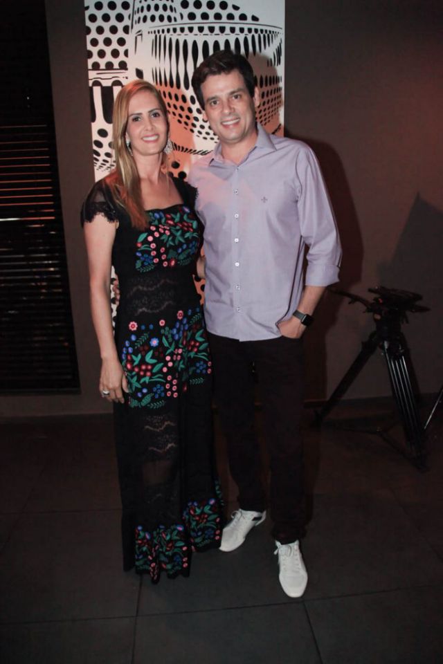 Colega do comediante no SBT, o apresentador Celso Portiolli levou a esposa Suzana Marchi na celebração do amigo