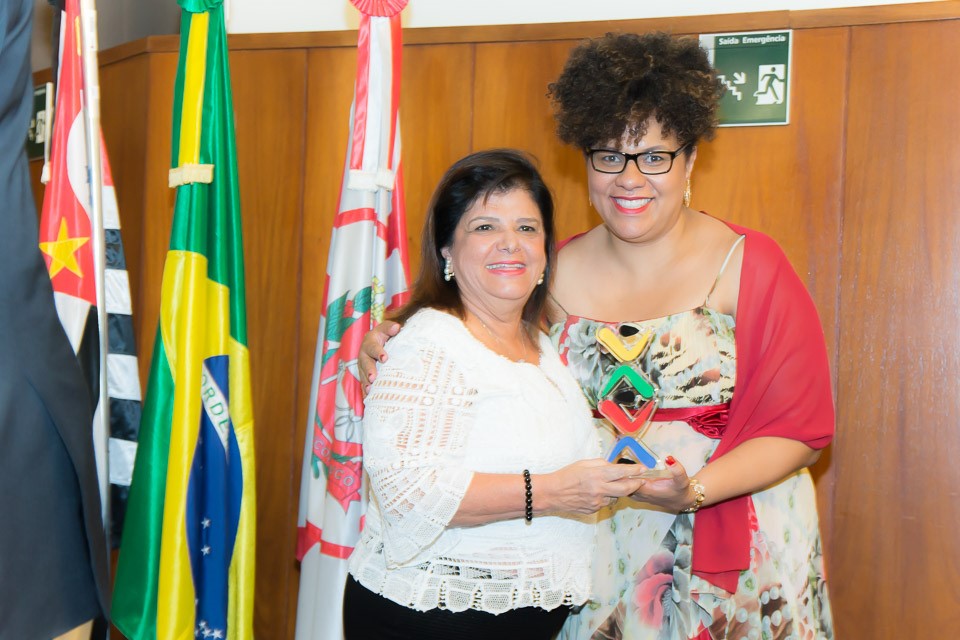 Luiza Helena Trajano com Patrícia Santos de Jesus - gestora de Recursos Humanos da Empregueafro (Foto: Reprodução)