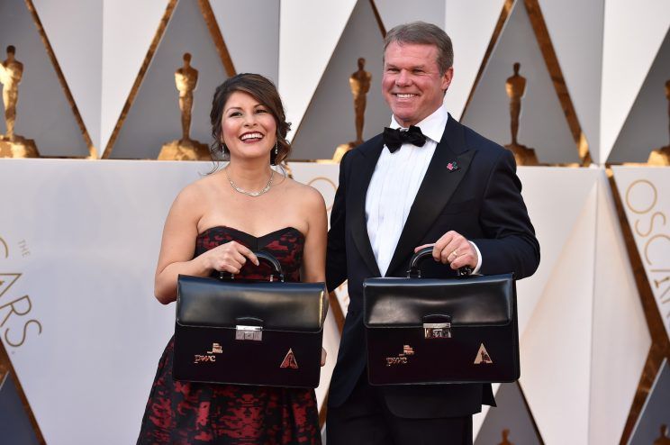 Martha Ruiz e Brian Cullinan da PricewaterhouseCoopers, carregam os envelopes dos ganhadores do Oscar 2017 (Foto: Jordan Strauss/Invision/AP)