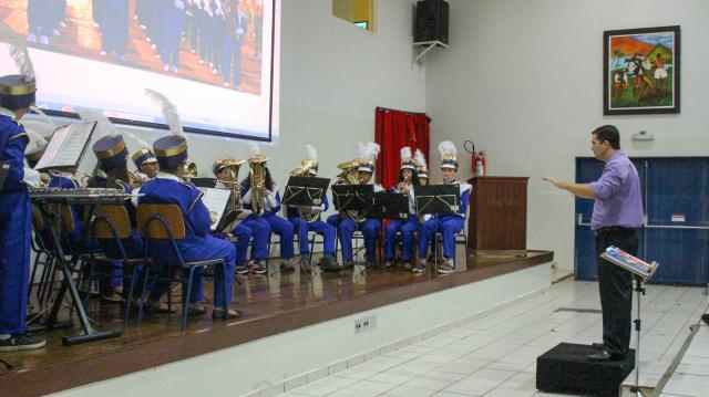 Alunos foram recepcionados com apresentação da Banda Marcial (Foto: Visão Regional)