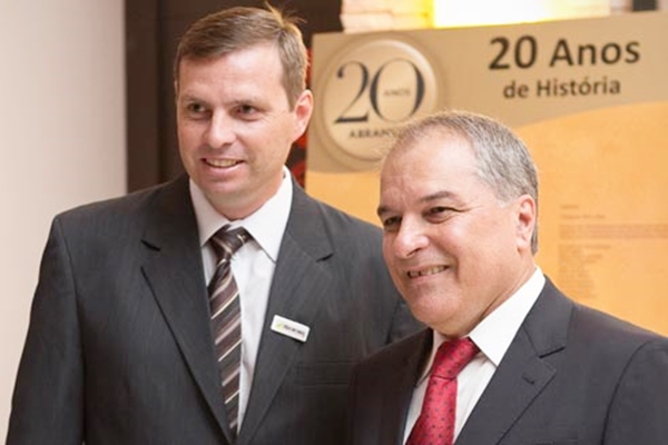 Marlos Schmidt, presidente da Abrameq (à esquerda) e Davilson Nogueira presidente do Sinmaqsinos (Foto Reprodução)
