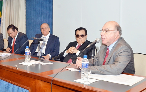 Os francanos Tirso e Fábio Meirelles, ao lado do Governador Alckmin e Secretário Arnaldo Jardim durante o Fórum (Foto Agricultura SP)