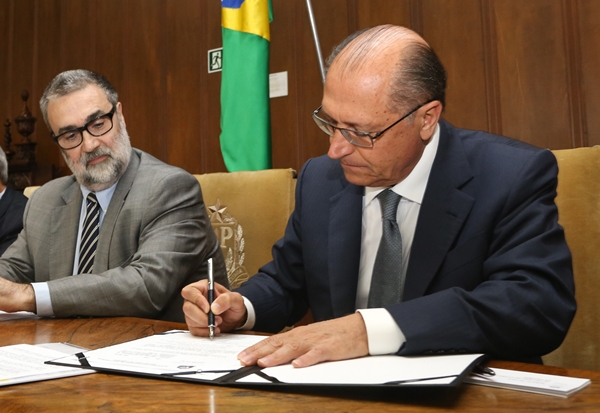 Governador de SP, Geraldo Alckmin, assinando decreto de isenção do ICMS para taxistas por mais um ano (Foto Governo de SP)