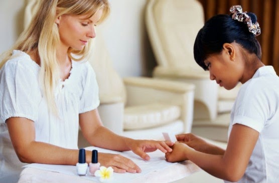 Sem espaço no mercado de trabalho, mulheres investem em trabalhos em casa, como manicure (Foto Reprodução)