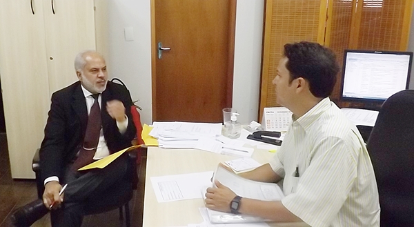 Vereador Vergara, durante reunião em Ribeirão Preto, com o diretor regional da CDHU, Antônio Carlos Júnior (Foto Assessoria Vergara)