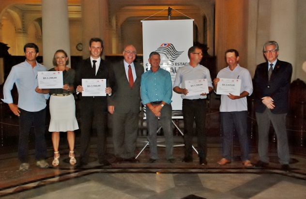 Secretário de Agricultura, Arnaldo Jardim, com os vencedores do Concurso de Qualidade do Café de SP (Foto Divulgação)