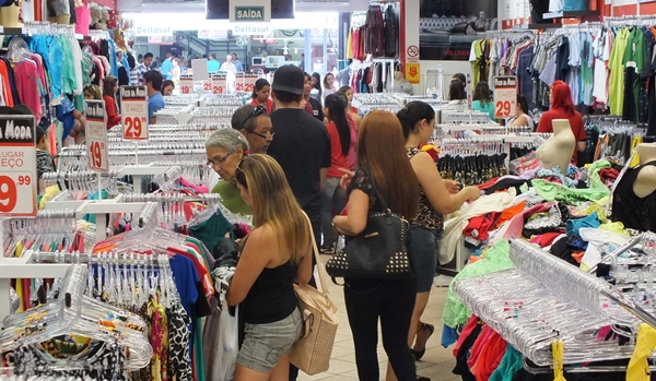 No mesmo mês de 2014, o setor de comércio varejista havia registrado saldo positivo de 549 ofertas de emprego com carteira assinada (Foto Reprodução)
