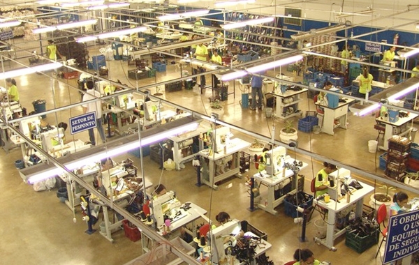 Esteiras de produção de sapatos na cidade mineira de Nossa Serrana (Foto Reprodução)