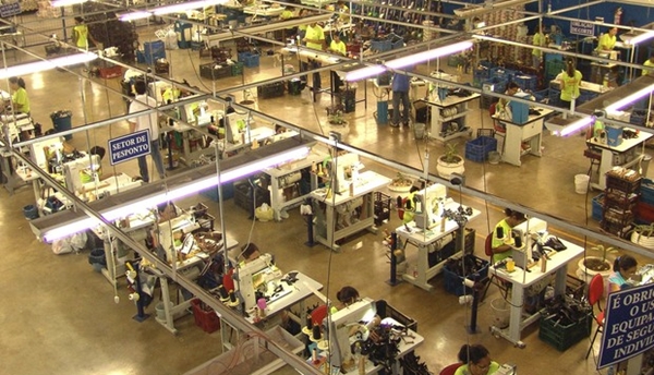 Linha de produção em fábrica da cidade mineira de Nova Serrana (MG)