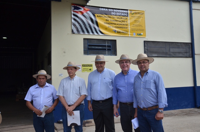 Vereador Zezinho do Cabeleireiro, Maurício Miareli, da Cocapec, Alexandre Ferreira, Secretário Arnaldo Jardim e Pedro Avelar, do EDR (Foto João Luiz - SAA)