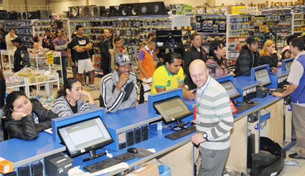 Movimento dos consumidores nas lojas continua retraído por conta dos juros do crediário cada vez mais altos (Foto Arquivo)