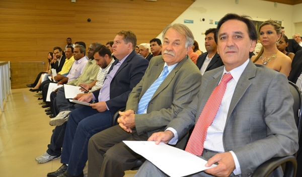 Prefeito de Cristais Paulista, Miguel Marques (em primeiro plano), o vice João Joaquim e o atual Presidente da Câmara, Márcio dos Santos (Foto HR Multimídia)