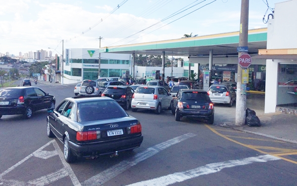 Fila de carros na tarde deste domingo em posto do Parque Castelo