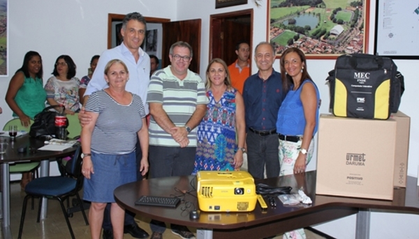 Deputado Guilherme Campos (PSD) com educadores e o Prefeito de Guará, José Abboud   (Foto Divulgação)