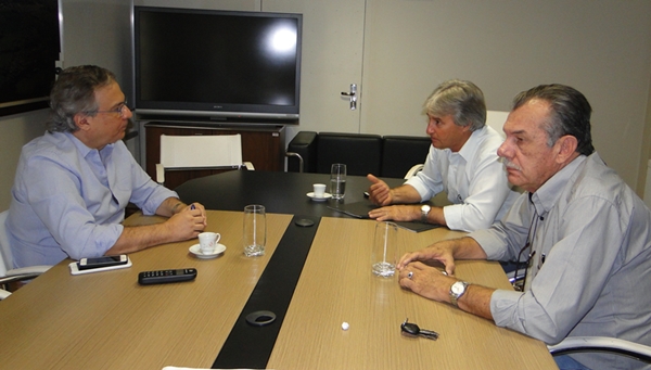 Prefeito Walter Gama Terra Junior (esquerda) conversa com líderes empresariais da ACII (Foto Divulgação)