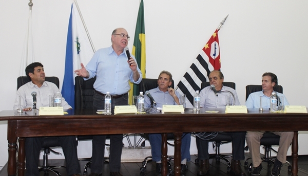 O Secretário Arnaldo Jardim, anunciando em Rifaina, novo projeto de piscicultura apoiado pelo Estado (Foto Cláudio Masson)