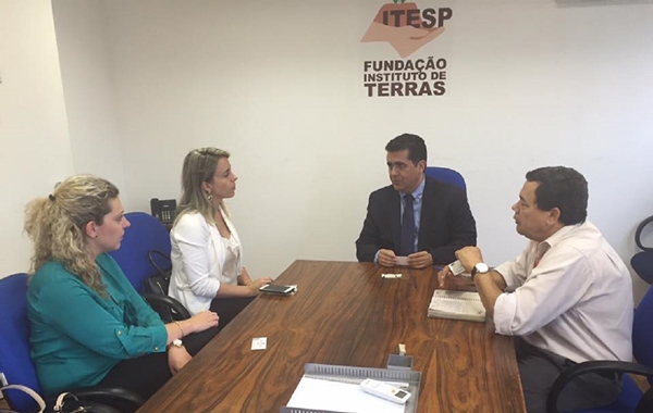 Prefeita de São José da Bela Vista, Celinha Ferracióli, com diretor do ITESP, Marco Pilla  (Foto Divulgação)