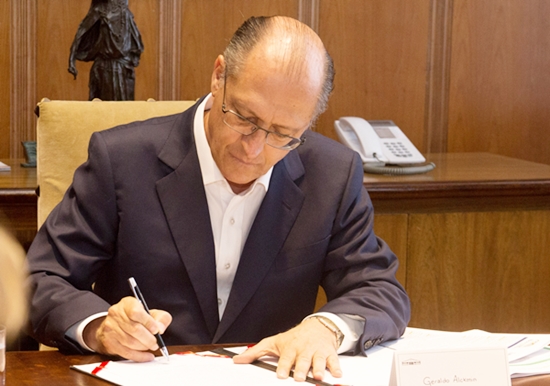 Governador Alckmin assinando autorização do concurso público