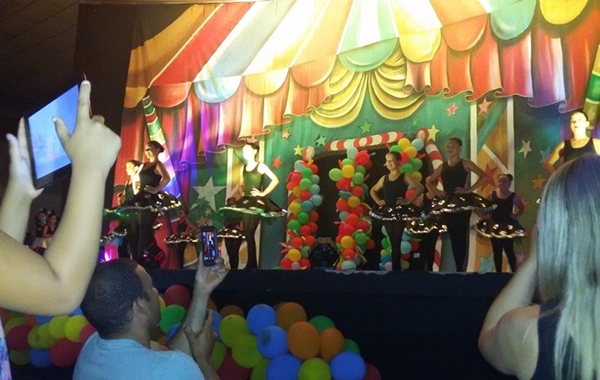 Apresentação das alunas da Escola Municipal de Balé, na Associação Recreativa de Pedregulho (Foto Divulgação)