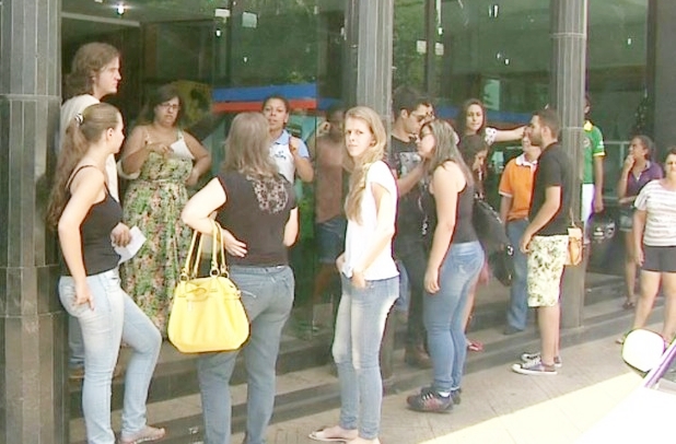 Alunos perderam aulas e provas e protestaram defronte à Associação de Estudantes (Foto Reprodução)