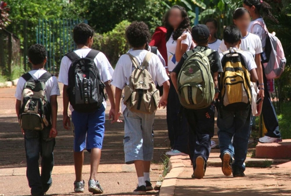 Criança fora da escola pode gerar pena de multa (Foto Arquivo JF)