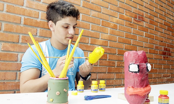 Aluno do Programa Escola da Família confecciona brinquedo para crianças carentes de Franca (Foto Sérgio Andrade)