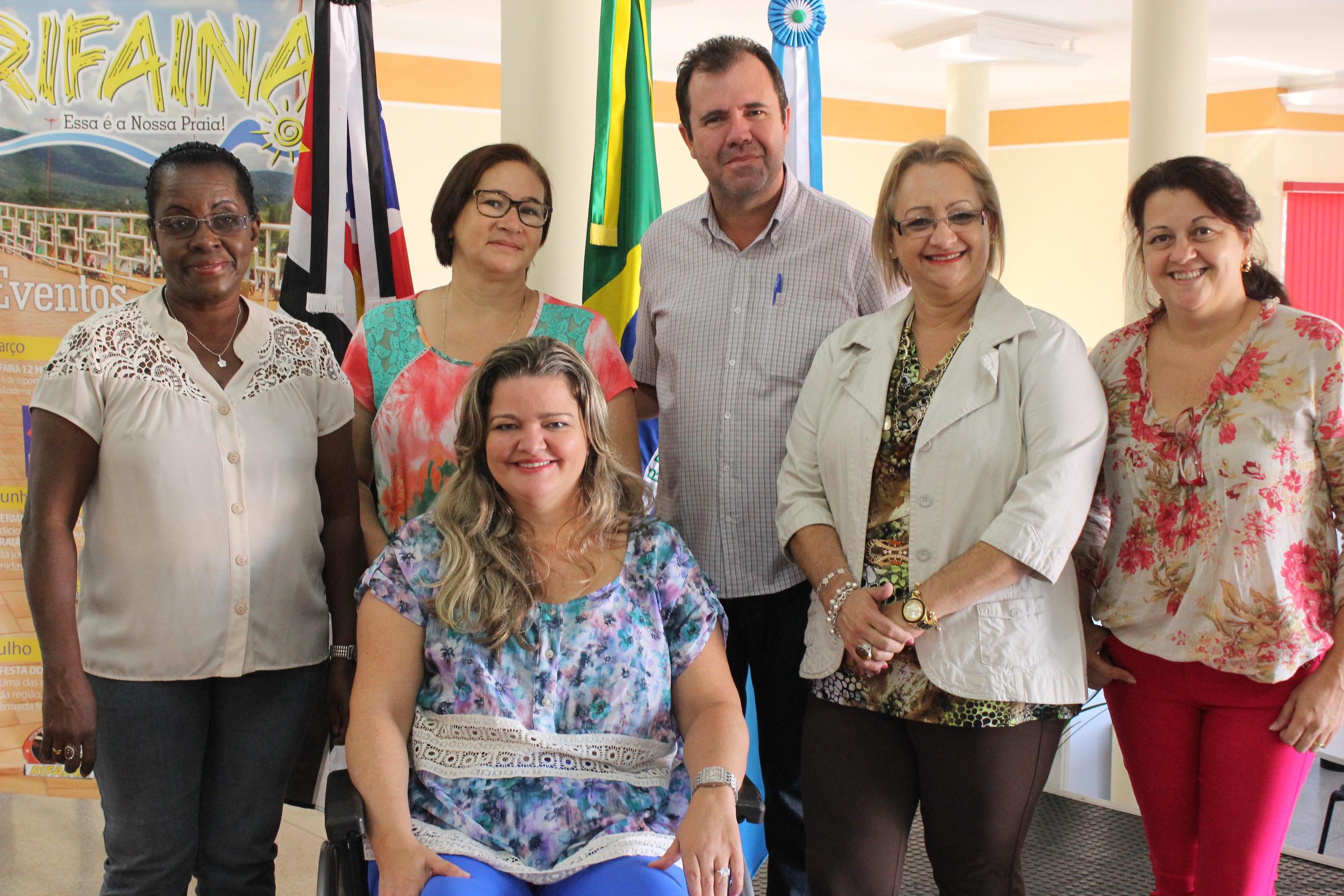 Léia, com seus colegas de trabalho da Escola Henriqueta Rivera Miranda, de Rifaina (Foto HR Multimídia)