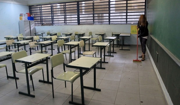 Imagem mostra escola que estava ocupada sendo limpa. Ano letivo nas ocupadas terá plano específico e aulas em 2016 só começam em 15/02 (Foto Reprodução)