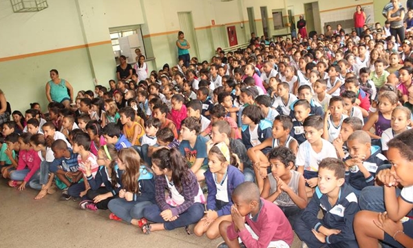 Alunos da Escola de Educação Municipal de Ensino Fundamental Prof. Dantes receberam os calendários (Foto Divulgação)