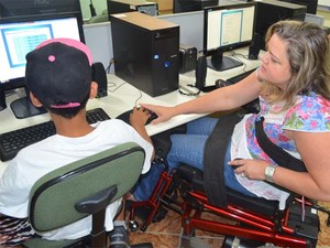 Léia, auxiliando aluno da Escola Estadual Henriqueta Rivera Miranda, em Rifaina, onde leciona (Foto HR Multimídia)