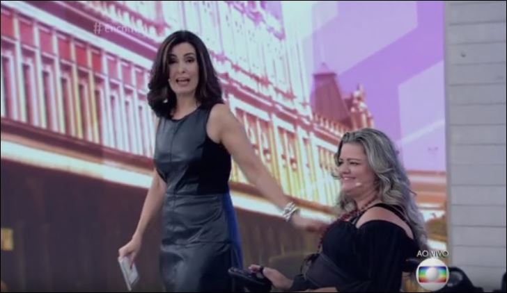 Apresentadora Fátima Bernardes com a professora Léia, de Rifaina, no Programa Encontro (Foto Reprodução)