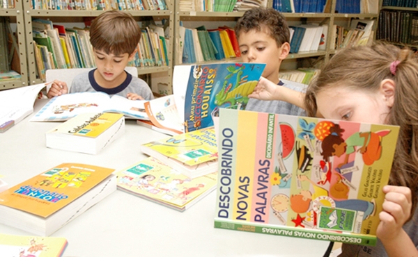 FNDE orienta que as escolas organizem campanhas para incentivar a devolução e a conservação dos livros (Foto Reprodução)