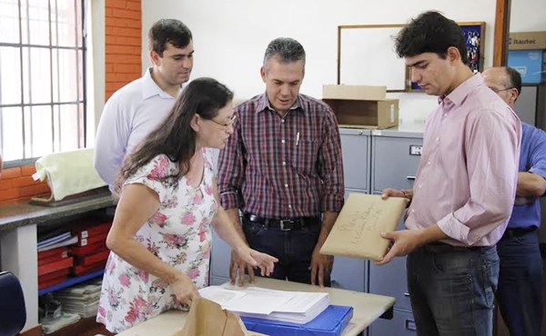 Deputado Cássio Soares (à direita) com o Prefeito de Claraval, Juliano (à esquerda) durante reunião na Escola (Foto Hérick Rodrigues)