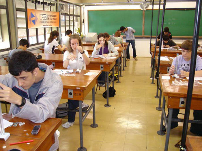 Estudantes durante trabalho em sala de aula (foto: reprodução)