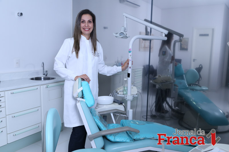 Segundo Adriana, o bruxismo pode se manifestar em qualquer idade, após a chegada dos “dentes de leite”