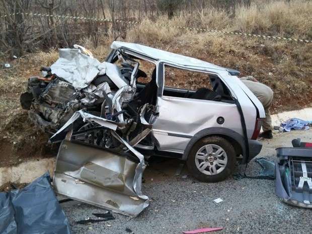 O carro da família ficou completamente destruído com a colisão (Foto: Divulgação)