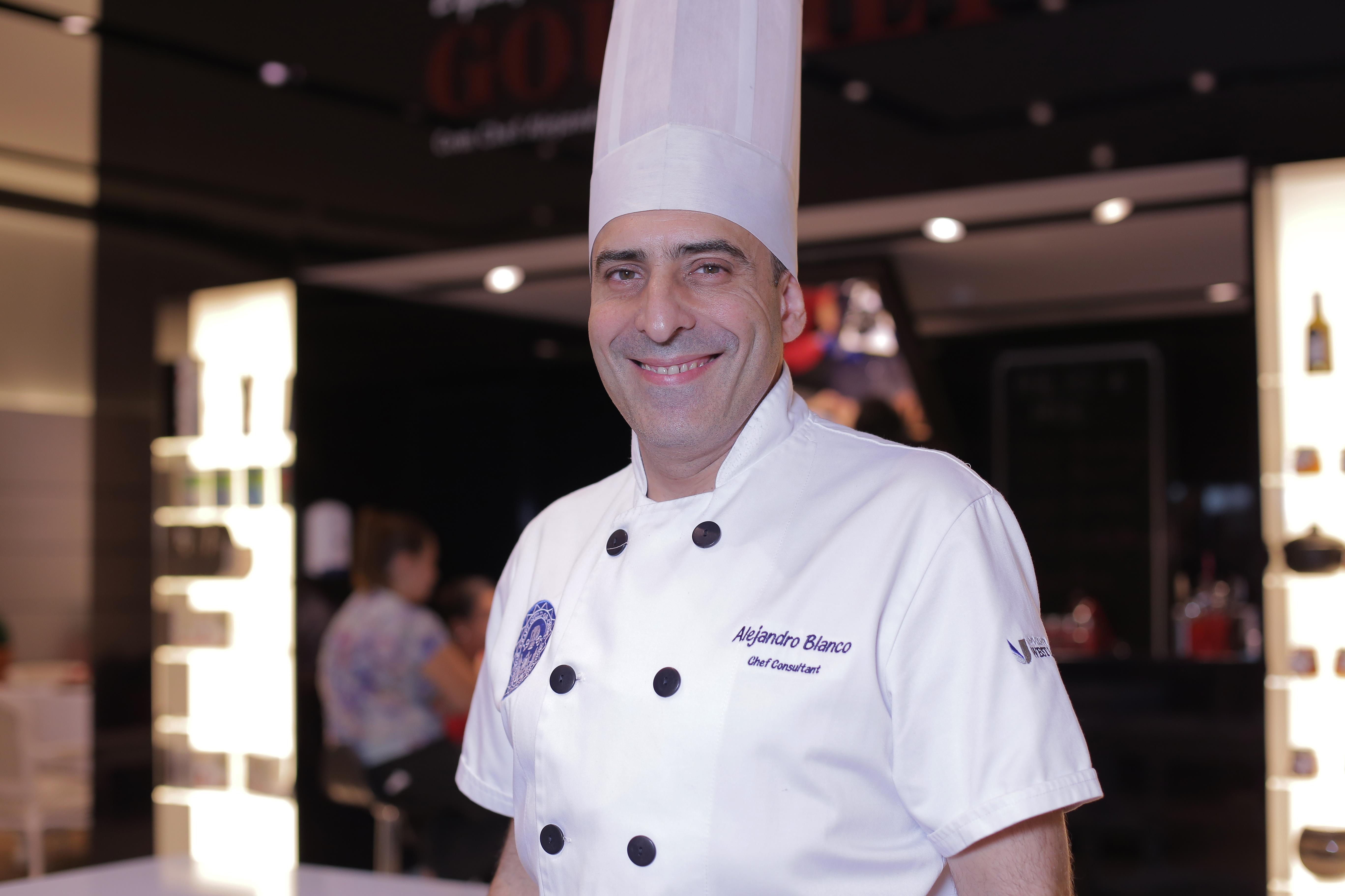 O chef espanhol Alejandro Blanco, coordenador do Espaço Gourmet do RibeirãoShopping (Foto: Tábata Barbosa) 