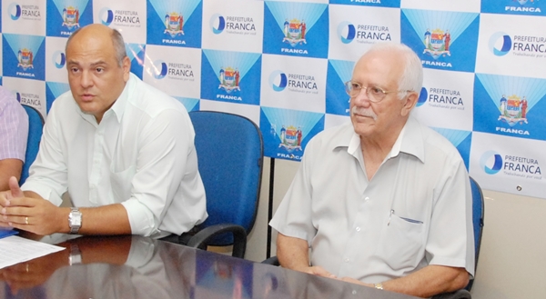 O Presidente da FEAC, José Marcos Bertelli (à direita) com o Prefeito Alexandre Ferreira (Foto PM Franca)