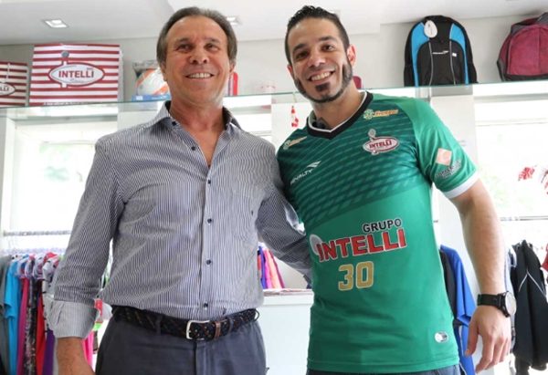Goleiro Gian com o patrono do Intelli/Orlândia, Vincenzo (Foto Marcio Damião/Divulgação Intelli)