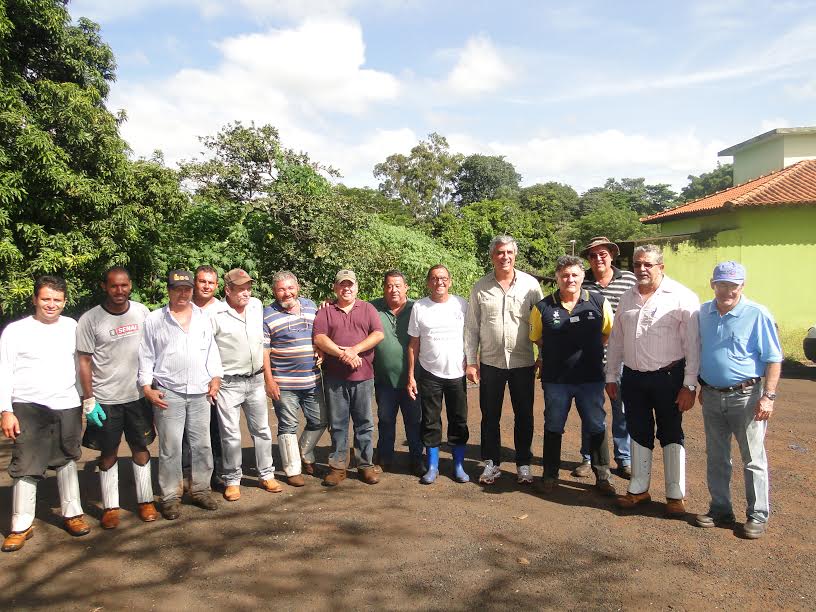 Grupo que visitou o córrego São Joaquim e a ETA (Foto: Visão Regional)