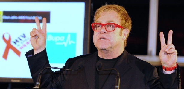O cantor Elton John é um dos exemplos de como o sinal é comum em fotos (Foto: Reprodução)