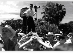 Foto realizada entre 1950 e 1955. Em em segundo plano, com uma filmadora 16mm, está Tony Miyasaka
