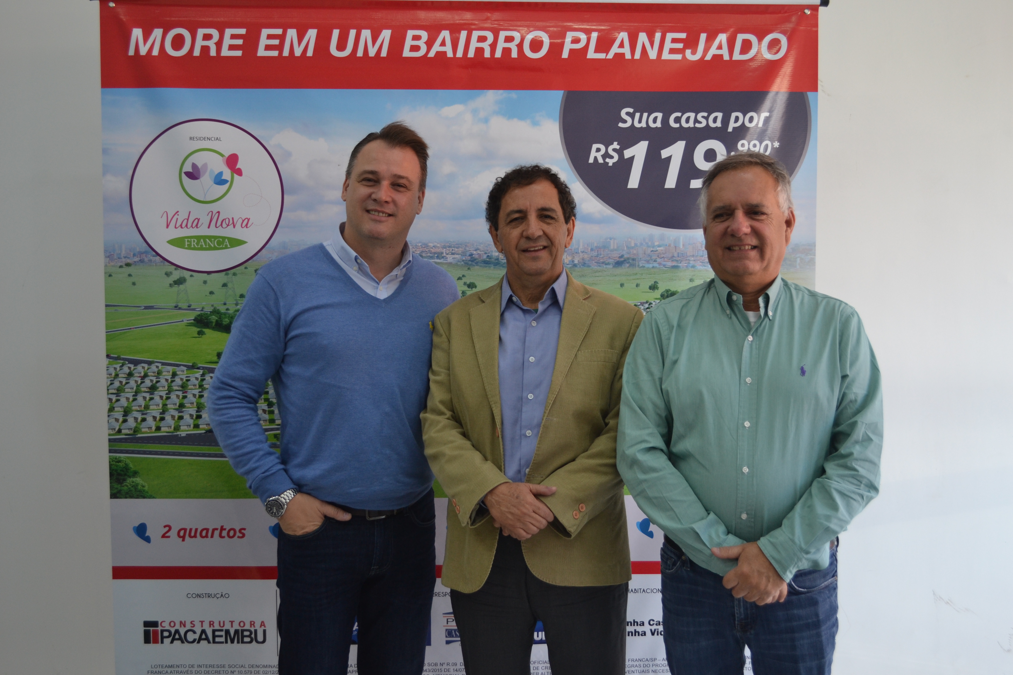 Lucio Bormann, diretor administrativo e comercial da Construtora Pacaembu, o prefeito Gilson Souza e Wilson de Almeira, vice-presidente da construtora (Foto: Divulgação)