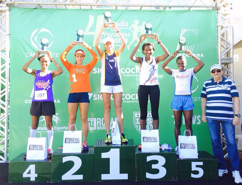 A francana Luzia de Souza comemora o primeiro lugar na prova (foto: Divulgação)