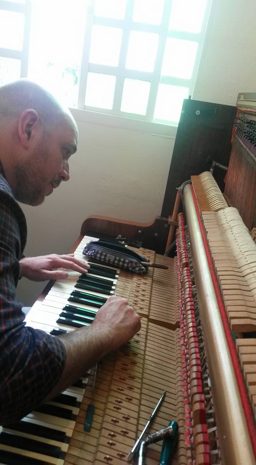 Armando Aronne afinando um piano – minha homenagem a esta família que cuida dos pianos como se fossem filhos