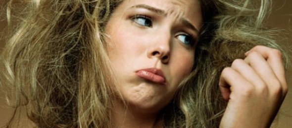 Use spray no pente e acabe o com o frizz (Foto: Reprodução)