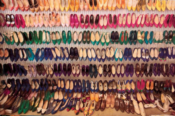 Com inúmeras opções, cores e tamanhos, os brechós de sapato são os preferidos pela mulherada (Foto: Reprodução)