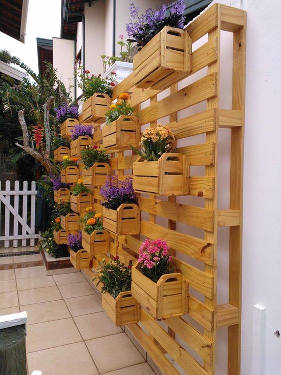 Paletes e caixotes formam um lindo jardim vertical (Foto: Reprodução)