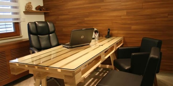 Mesa de reunião produzida com paletes (Foto: Reprodução)