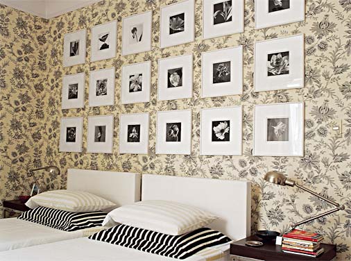 Fotos decoram o quarto (Foto: Reprodução)